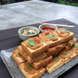 ขนมปังหน้าหมู ผักชี พริก