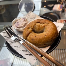 เบเกิ้ลบลูเบอรี่ ครีมชีส (bagel blueberry cream cheese)