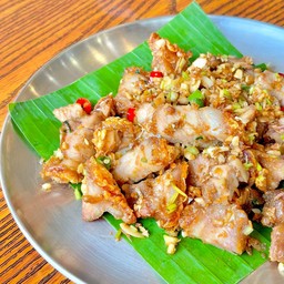 หมูกรอบคั่วพริกเกลือ (กับข้าว)