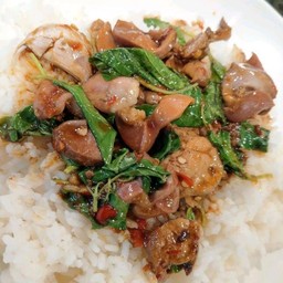 กะเพราเครื่องในไก่ราดข้าว