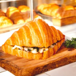 ครัวซองต์ผักโขมชีส (ขนาด 120กรัม)