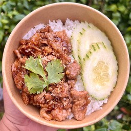 ผัดกระเทียมพริกไทยราดข้าว