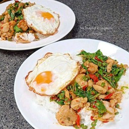 กะเพราไก่ไข่ดาวราดข้าว