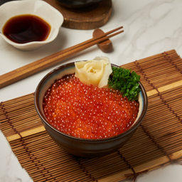 ข้าวหน้าไข่ปลาแซลมอน