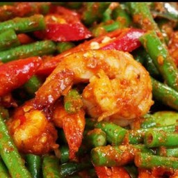 ข้าวผัดพริกแกงกุ้ง