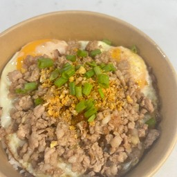 ไข่ดาวหมูสับซีอิ้วราดข้าว