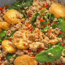 กะเพราเต้าหู้หมูสับราดข้าว