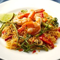 เส้นหมี่ผัดกระเฉดกุ้งสด