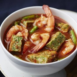 แกงส้มน้ำข้นไข่ชะอมกุ้งสด