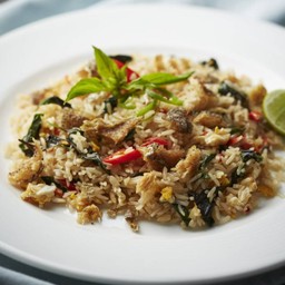 ข้าวผัดปลาสลิดกรอบใบโหระพา