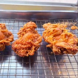 เดียร์ ขาหมูอร่อยล้ำ