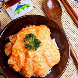 ข้าวหน้าแซลมอนไข่กุ้ง Spicy Sriracha Mayo