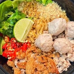 บะหมี่แห้งคลุกแซ่บ-เส้นแบน หมูเด้งล้วน