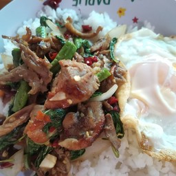 ผัดกระเพาเนื้อเป็ดย่าง (ไข่ดาวหรือไข่เจียว)