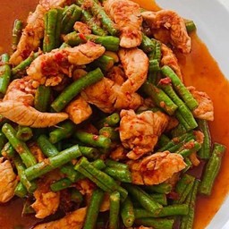 ข้าวผัดพริกแกงหมู