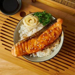 ข้าวสเต็กปลาแซลมอน