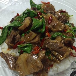 กระเพราเนื้อตุ๋นราดข้าว