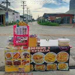 ดีม,ดา ฮาลาลฟู๊ด ตรงข้ามโรงแรมการ์เด้นทางเข้าซอย 15