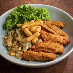 ก๋วยเตี๋ยวเส้นใหญ่คั่วไก่กรอบ