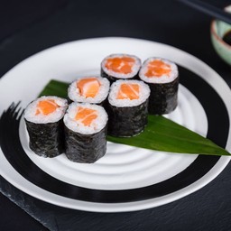 Salmon maki แซลมอนมากิ
