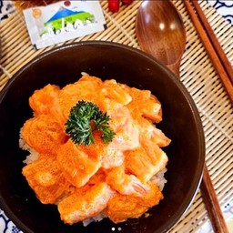 ข้าวหน้าแซลมอนไข่กุ้ง Ebiko Mayo