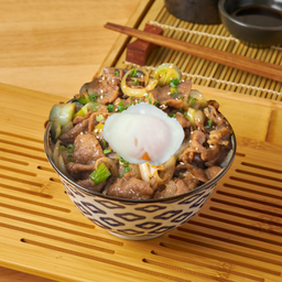ข้าวหน้าหมูสไตล์ญี่ปุ่นใส่ไข่ออนเซ็น