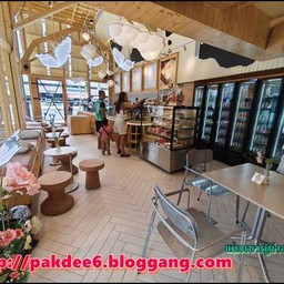 บรรยากาศภายในร้านออกแนวโรงนาสว่างสดใส
