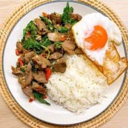 กะเพราเครื่องในไก่ไข่ดาวราดข้าว