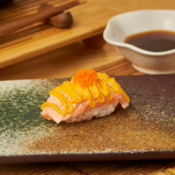 แซลมอนเบิร์นซอสไข่เค็ม