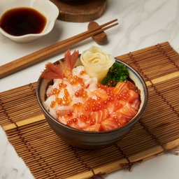 ข้าวหน้ากุ้งหวานและแซลมอนไข่ปลาแซลมอน