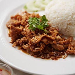 ข้าวราดผัดกระเทียมพริกไทย ไก่