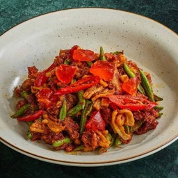 ผัดพริกขิงหมูกรอบไข่เค็ม