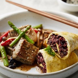 ไข่ห่อข้าว เต้าหู้ย่างซอสเทริยากิ พริกไทยดำ