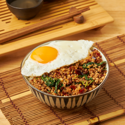 ข้าวกะเพราแซลมอนสับ+ไข่ดาว