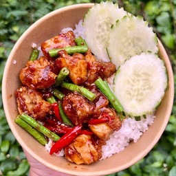 ผัดพริกแกงไก่กรอบ