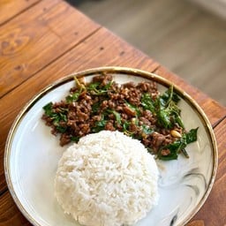 ข้าวกะเพราเนื้อสับพริกแห้ง