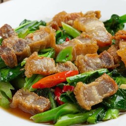 ข้าวคะน้าหมูกรอบ