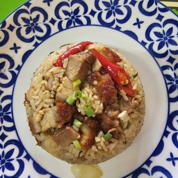 ข้าวผัดต้มยำมันกุ้งหมูกรอบ