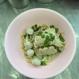 ก๋วยเตี๋ยวแห้งลูกชิ้นเนื้อสด
