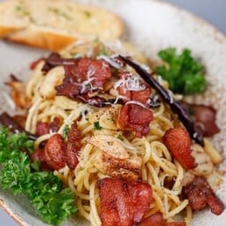 สปาเก็ตตี้เบค่อนน้ำมันมะกอกกระเทียมพริกแห้ง