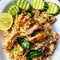 ข้าวผัดหมูกรอบ