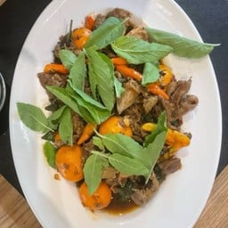 ผัดโคราชไก่บ้านและพวงไข่
