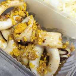 ข้าวหมึกทอดกระเทียม