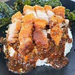 ข้าวกะเพราหมูกรอบพริกแห้ง จัมโบ้
