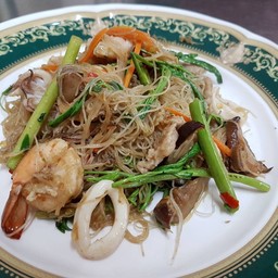 เส้นหมี่ผัดผักกระเฉดรวมมิตร