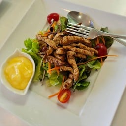 สลัดไก่ย่าง