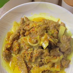 ข้าวเนื้อทอดขมิ้นใส่หอมใหญ่