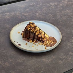 ชีสเค้กหน้าไหม้ (ซอสช็อคโกแลตและถั่วเฮเซลนัท)