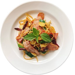 สปาเก็ตตี้เบคอนกระเทียมพริกแห้ง