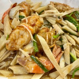 กุ้งผัดยอดมะพร้าวอ่อน